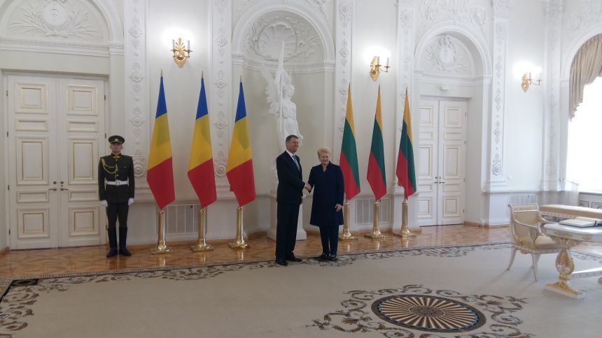 Klaus Iohannis a fost primit de preşedintele Lituaniei. Şeful statului român i-a dăruit o ie Daliei Grybauskaitė