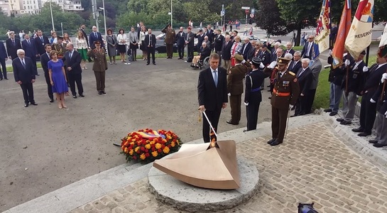 Iohannis, în Luxemburg: A depus o coroană pentru victimele celui de-al Doilea Război Mondial şi a încins o sabie în foc. VIDEO