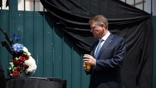 Klaus Iohannis a semnat în cartea de condoleanţe deschisă la Ambasada Franţei: "Puteţi conta pe România"