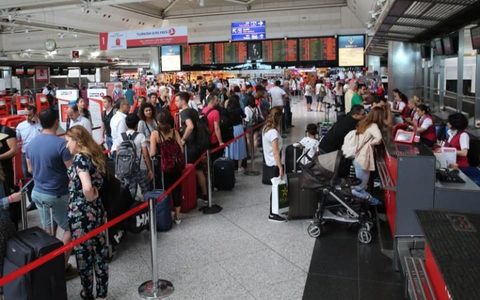 Zeci de zboruri anulate în Turcia şi turişti blocaţi pe aeroporturi, după evenimentele din noaptea de vineri