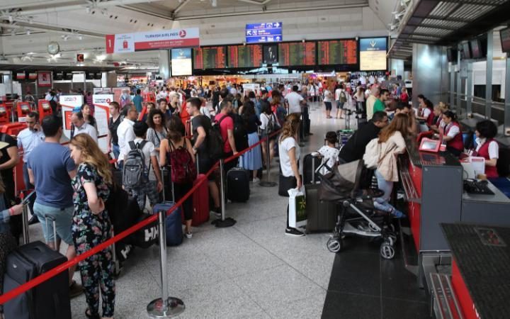 Zeci de zboruri anulate în Turcia şi turişti blocaţi pe aeroporturi, după evenimentele din noaptea de vineri