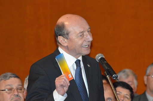 Băsescu, întrebat dacă va depune jurământul pentru a deveni cetăţean al Republicii Moldova: ”Să vedem”