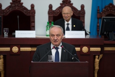 Preşedintele Republicii Moldova cere Parlamentului de la Chişinău să modifice Constituţia pentru ca limba de stat să fie româna