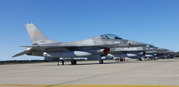 Primele şase avioane F16 Fighting Falcon au fost preluate din Portugalia de Forţele Aeriene Române. VIDEO