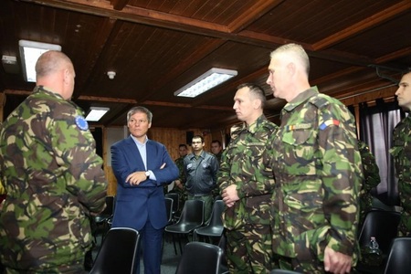 Cioloş s-a întâlnit cu militarii români din Kosovo şi Bosnia: Atunci când iei decizii, trebuie să ştii perspectiva din teren