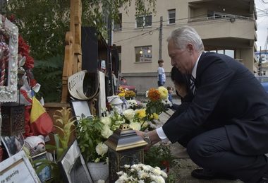 Klemm a depus o coroană de flori la Colectiv: Încurajăm românii în lupta anticorupţie şi în efortul de a construi o Românie sigură