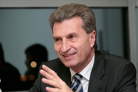 Comisarul european Günther Oettinger face o vizită în România