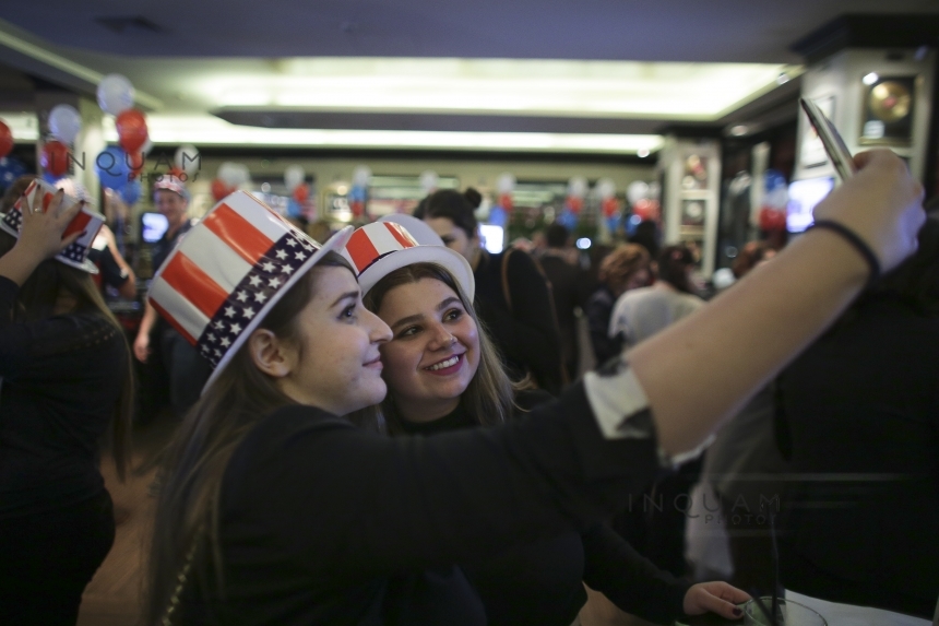 REPORTAJ: Election Night la Ambasada SUA - Clinton a câştigat votul românilor, care i-au introdus în urnă şi pe Batman, JFK şi Tyrion Lannister