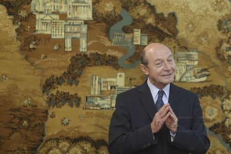 Băsescu, despre Dodon: Le oferă moldovenilor suspendarea dreptului de a circula fără viză în Uniunea Europeană