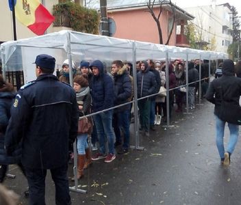 Zeci de tineri basarabeni, la un flash-mob la Iaşi, în semn de protest faţă de modul cum s-au desfăşurat alegerile din R. Moldova. VIDEO