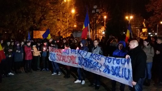 O sută de persoane au manifestat la Galaţi nemulţumite de rezultatul alegerilor prezidenţiale din R. Moldova