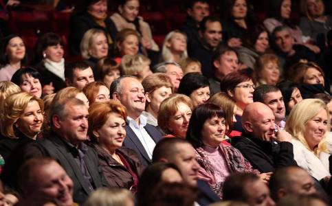 Dodon a preferat concertul unei interprete ruse, în loc de recepţia Ambasadei Române la Chişinău