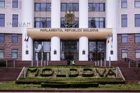 Patru ONG-uri cer ca Iohannis şi Cioloş să suspende împrumutul către R. Moldova dacă la Chişinău se adoptă legea amnistiei fiscale