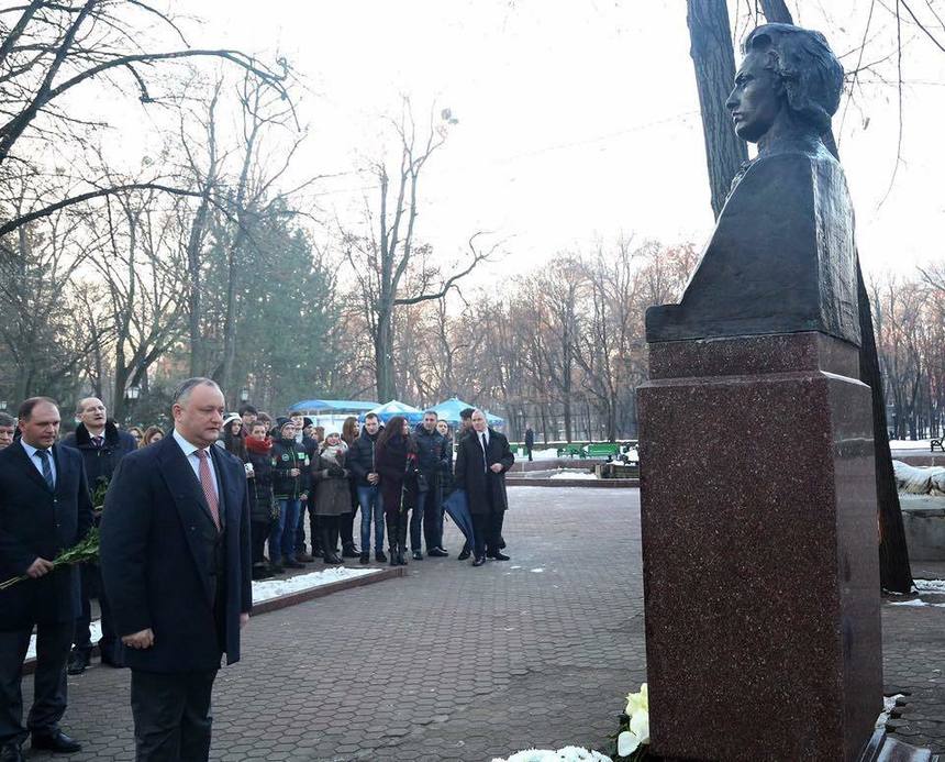 Preşedintele Dodon a depus flori la bustul lui Eminescu şi le-a dedicat contestatarilor săi poezia ”Criticilor mei”