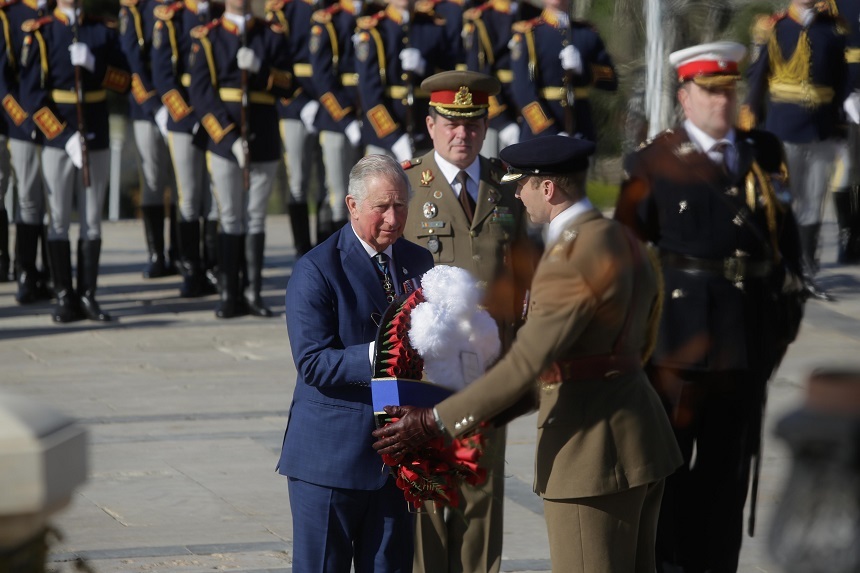 Prinţul Charles a depus o coroană de flori la Mormântul Ostaşului Necunoscut din Parcul Carol. VIDEO. FOTO
