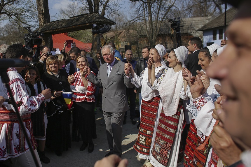 Prinţul Charles a dansat hora mare din Căluş, la Muzeul Satului din Bucureşti. FOTO