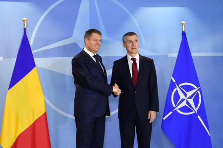 Iohannis merge pe 25 mai la summitul NATO de la Bruxelles, unde vor participa în premieră Trump şi Macron