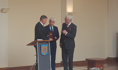 Iohannis a primit la Berlin "Ordinul Sfântului Gheorghe", într-o ceremonie amânată în februarie din cauza OUG 13: Protestatarii au apărat statul de drept, trebuia să fiu alături de ei