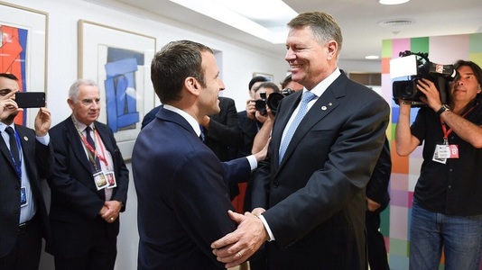 Iohannis, după întâlnirea cu Macron: Am discutat foarte pe scurt despre situaţia din ţară. Am asigurat că România e stabilă, nu e o problemă dacă se schimbă Guvernul