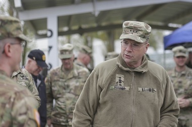 Klaus Iohannis l-a decorat pe generalul-locotenent Hodges, comandatul United States Army Europe