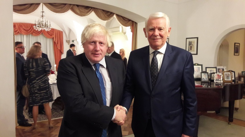Boris Johnson pe Twitter: Mă aflu la Bucureşti pentru a-l asigura pe ministrul Meleşcanu că relaţiile Marea Britanie-România vor fi şi mai puternice după ieşirea din UE