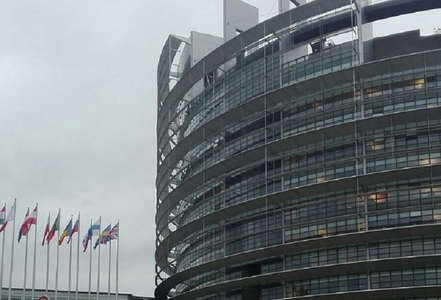 Parlamentul European a adoptat o rezoluţie care propune obligativitatea echipării autoturismelor noi cu sisteme de asistenţă - pentru detectarea pietonilor, frânare, accelerare