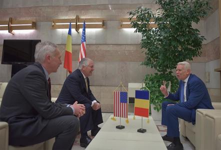 Secretarul de stat american Rex Tillerson, aflat la Bucureşti, s-a întâlnit cu Teodor Meleşcanu şi cu Hans Klemm. FOTO