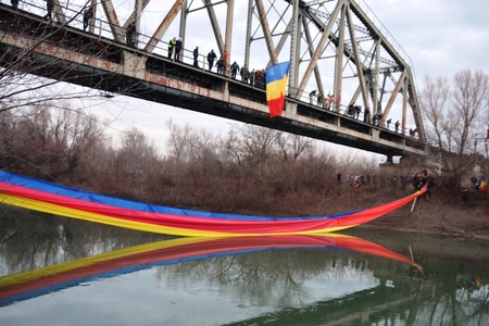 Un drapel tricolor a legat cele două maluri ale Prutului, marcând intrarea în Anul Centenar al Marii Uniri. FOTO/VIDEO