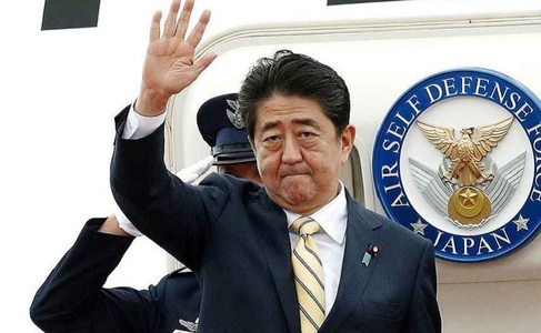 Premierul japonez Shinzo Abe soseşte marţi la Bucureşti. Este prima vizită în România a unui prim-ministru al Japoniei