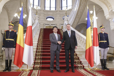 Premierul japonez Shinzo Abe a fost primit de preşedintele Iohannis, la Palatul Cotroceni