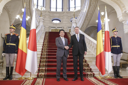 Premierul japonez Shinzo Abe a fost primit de preşedintele Iohannis, la Palatul Cotroceni