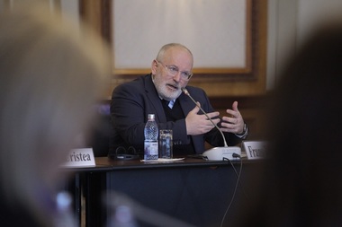 Frans Timmermans: E ca şi cum aţi fi alergat un maraton şi acum sunteţi pe ultima sută de metri. Pentru numele lui Dumnezeu, nu începeţi să alergaţi înapoi! Verificarea magistraţilor trebuie făcută de magistraţi, nu de politicieni. FOTO/VIDEO