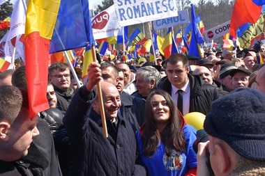 Marea adunare centenară de la Chişinău - Băsescu: Cerem parlamentelor de la Bucureşti şi Chişinău să voteze din nou unirea. Liderul USR: Locul Basarabiei, locul Moldovei şi al României sunt în UE - VIDEO