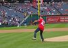 Ambasadorul George Maior, chemat să dea lovitura de start a meciului de baseball dintre Washington Nationals şi Chicago Cubs - FOTO