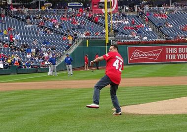 Ambasadorul George Maior, chemat să dea lovitura de start a meciului de baseball dintre Washington Nationals şi Chicago Cubs - FOTO