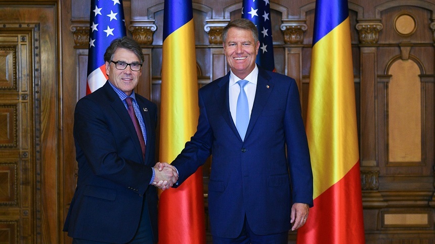Klaus Iohannis şi Rick Perry au evocat importanţa unui proces legislativ transparent, predictibil, corect şi stabil pentru atragerea investiţiilor străine în România