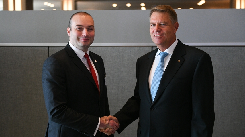 Iohannis a avut o întrevedere cu premierul Georgiei, la ONU, pledând pentru realizarea, cu sprijinul comunităţilor de afaceri şi al guvernelor, a legăturilor de transport direct între porturile româneşti şi cele georgiene de la Marea Neagră