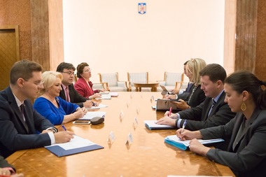 Viorica Dăncilă s-a întâlnit cu secretarul general al Comisiei Europene