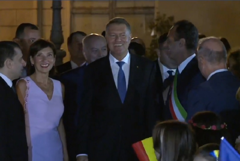 Preşedintele Klaus Iohannis, aflat în vizită de stat în Italia, a asistat la iluminarea Columnei lui Traian în culorile tricolorului românesc. FOTO