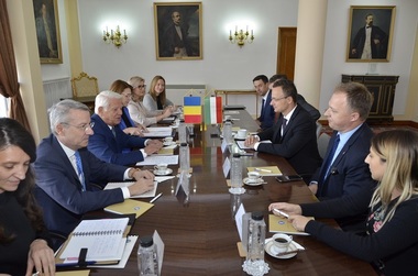 Meleşcanu i-a spus omologului ungar că urmăreşte cu deosebită atenţie retorica oficialilor de la Budapesta privind România şi a cerut o abordare reţinută de Centenar