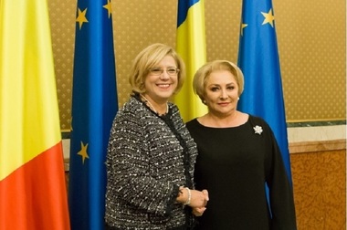 Corina Creţu: Doamnă prim-ministru, îmi pare rău să constat, în fiecare întâlnire pe care am avut-o cu dumneavoastră, cât de dezinformată sunteţi de către cei din subordine