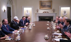 Trump i-a dăruit preşedintelui Iohannis o şapcă având mesajul ”Make România great again!”