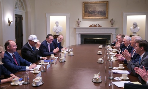 Trump i-a dăruit preşedintelui Iohannis o şapcă având mesajul ”Make România great again!” - FOTO