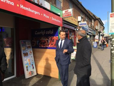 Reprezentanţi ai Ambasadei României la Londra, în vizită la firmele ai căror proprietari au primit scrisori cu ameninţări xenofobe