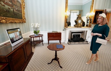 Ambasadorul României la Londra şi-a prezentat scrisorile de acreditare Reginei Regina Elisabeta a II-a: Relaţia cu Regatul Unit este foarte importantă şi datorită remarcabilei comunităţi româneşti - FOTO