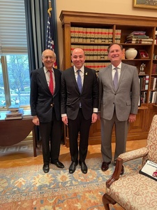 Ambasadorul României în SUA, Andrei Muraru, anunţă că a avut o întâlnire cu doi dintre ”titanii” sistemului de justiţie american: judecătorul Stephen Breyer şi judecătorul Samuel Alito, membri ai Curţii Supreme de Justiţie a SUA