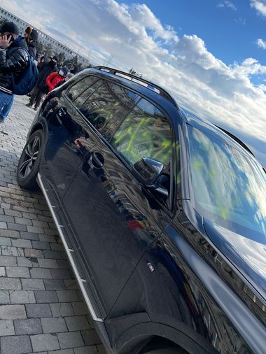 Ambasada SUA la Bucureşti confirmă că un autovehicul care îi aparţine a fost avariat în timpul protestului de la Palatul Parlamentului. Ministrul de Interne declarase că nicio maşină aparţinând corpului diplomatic nu a fost vandalizată