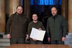 UPDATE - Zelenski a semnat cererea de aderare la Uniunea Europeană / Premier ucrainean: O merităm cu prisosinţă - FOTO