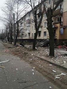 Mărturii din Harkov. Clădirea administrativă principală a oraşului a fost bombardată. Proiectilul loveşte şi mai multe maşini aflate în trafic / Din clădirea distrusă, un bărbat se adresează ruşilor - VIDEO