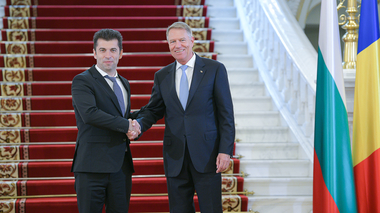 Iohannis a discutat cu premierul bulgar, Kiril Petkov, despre îmbunătăţirea conexiunilor rutiere şi fluviale pe Dunăre situaţia de securitate şi aderarea celor două state la Schengen. El a subliniat importanţa finalizării interconectărilor energetice